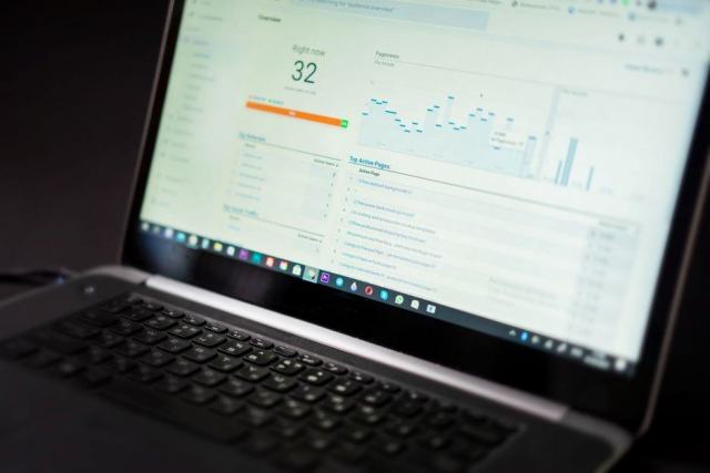 Photo d'illustration : un tableau de bord analytique affiché sur un écran