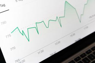 Statistiques d'une campagne de newsletter Rapport de campagne affichant les taux d'ouverture et de clic d'une newsletter